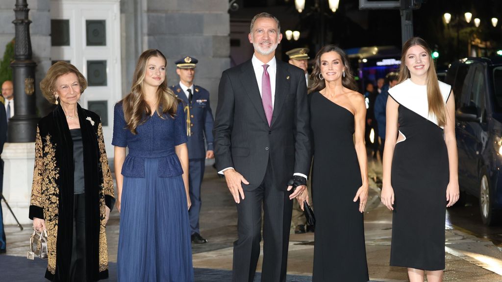 La reina Sofía, la princesa Leonor, el rey Felipe, la reina Letizia y la infanta Sofía a su salida a la entrega de los ‘Premios Princesa de Asturias 2023'