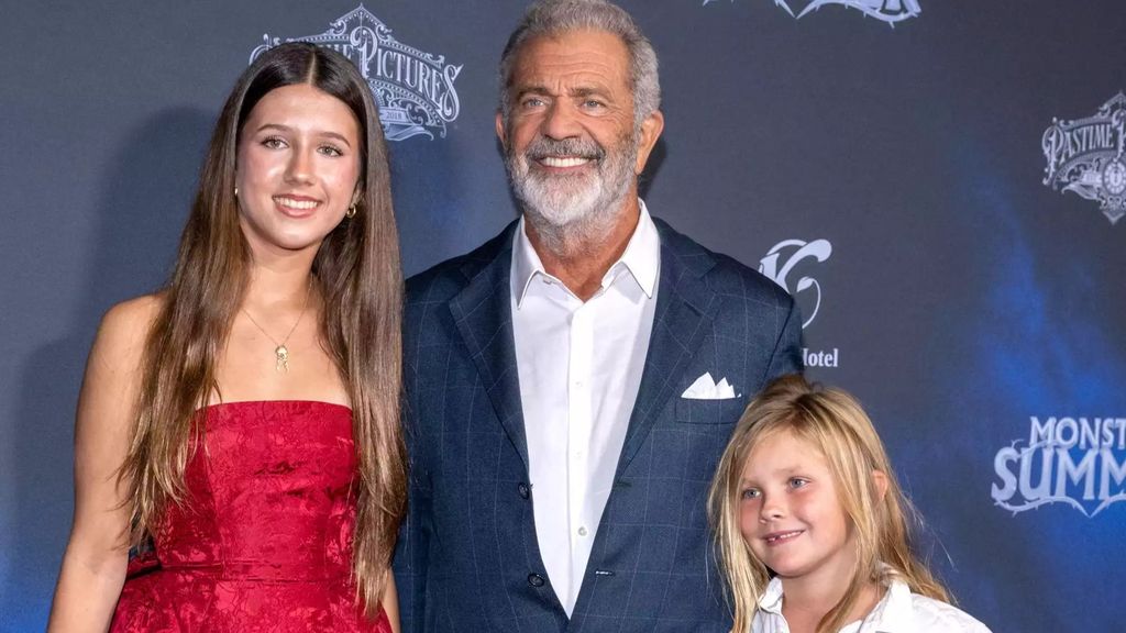 Mel Gibson con sus hijos menores, Lucía y Lars, durante un evento de prensa en 2024