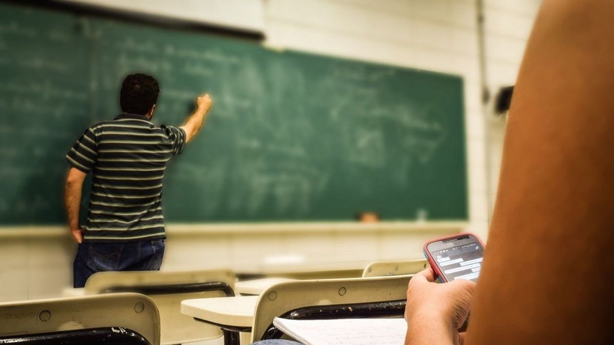 Un profesor da clases en un colegio