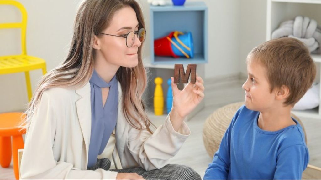 Una logopeda trabajando con un niño