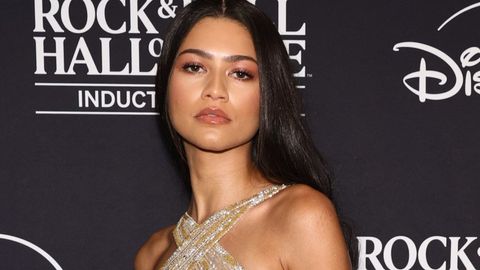 Zendaya homenajea a Cher a través de impactante un 'naked dress': todos