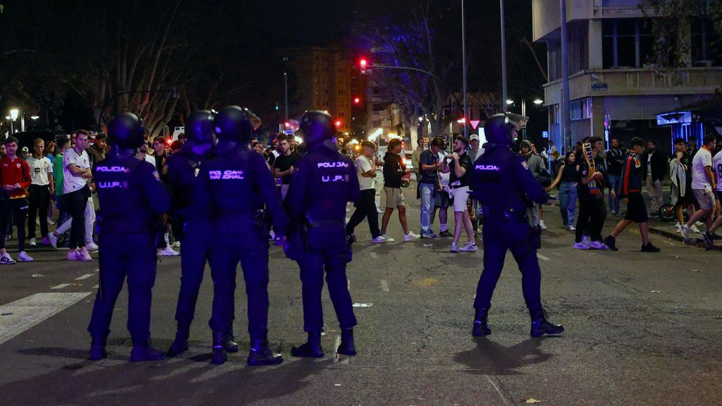 Aficionados del Valencia estallan tras la derrota del Valencia y provocan graves disturbios en Mestalla: ya hay un detenido