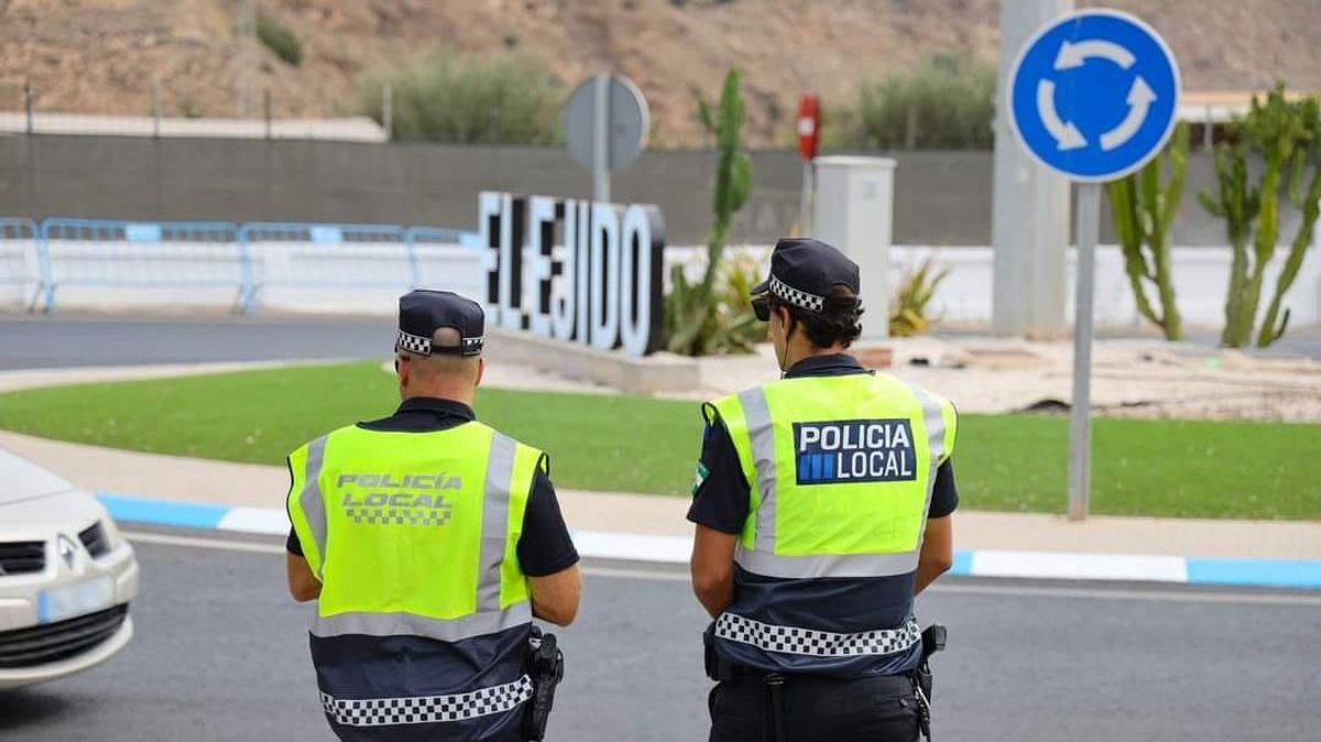 Dos agentes en la entrada al municipio de El Ejido, Almería