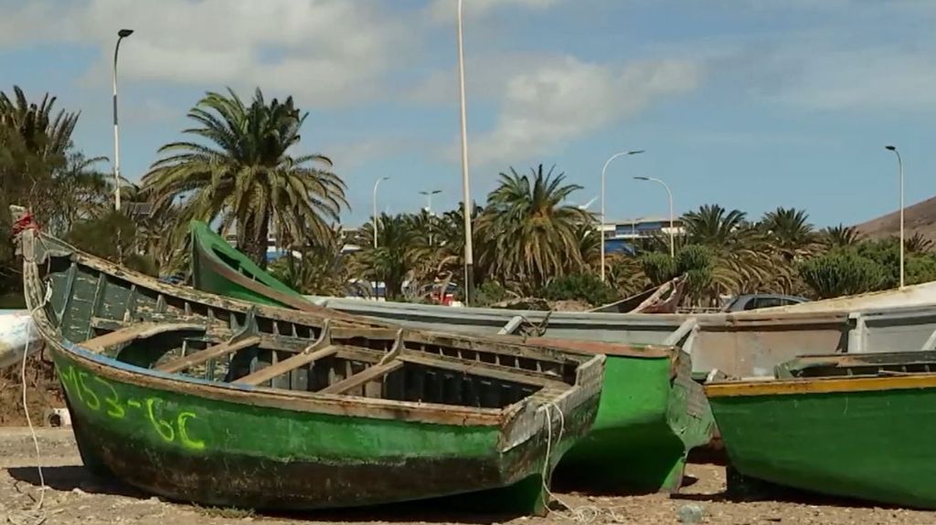 El cementerio de cayucos, el lugar donde se destruyen las embarcaciones del drama humanitario