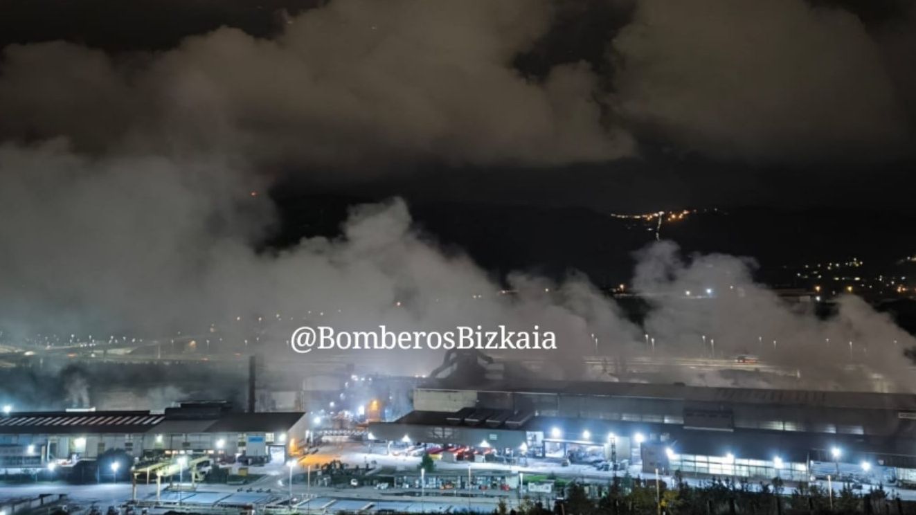 El fuego comenzó en un montón de chatarra de una planta siderúrgica
