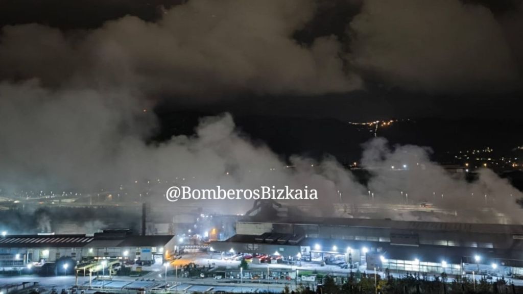 El fuego comenzó en un montón de chatarra de una planta siderúrgica