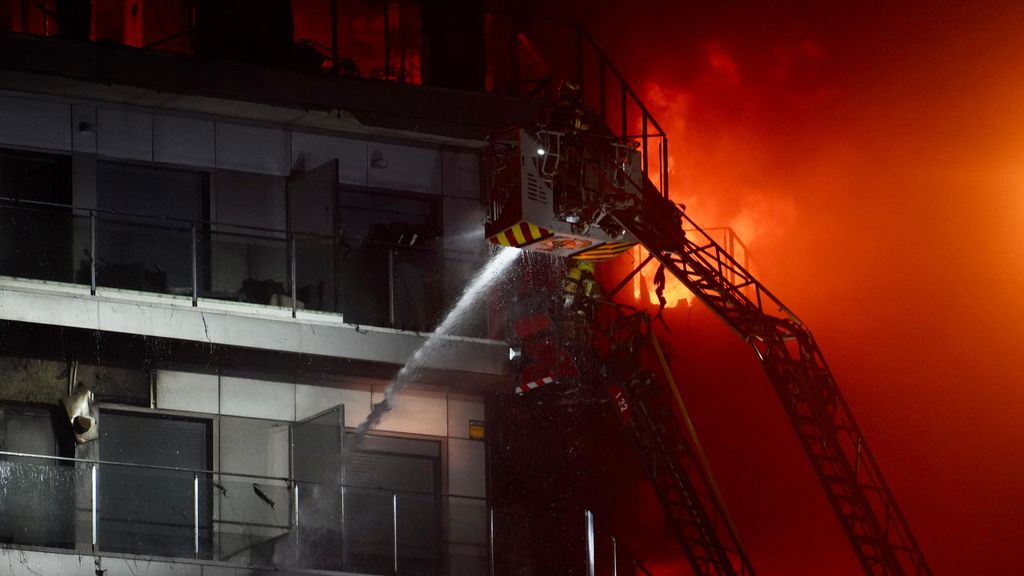 El jefe de bomberos de Valencia admite un fallo en la escalera del primer camión que llegó al incendio de Campanar