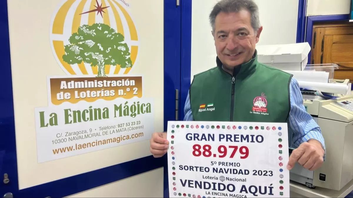 Ganador de la Lotería de Navidad, con décimo comprado en la Encina Mágica