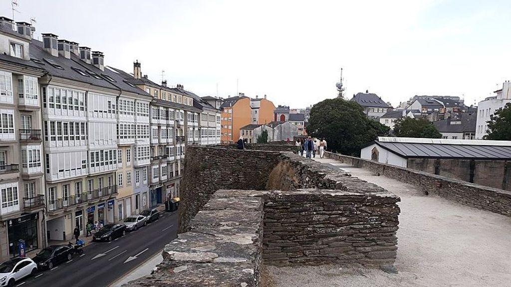 Imagen de algunas viviendas junto a la muralla romana de Lugo