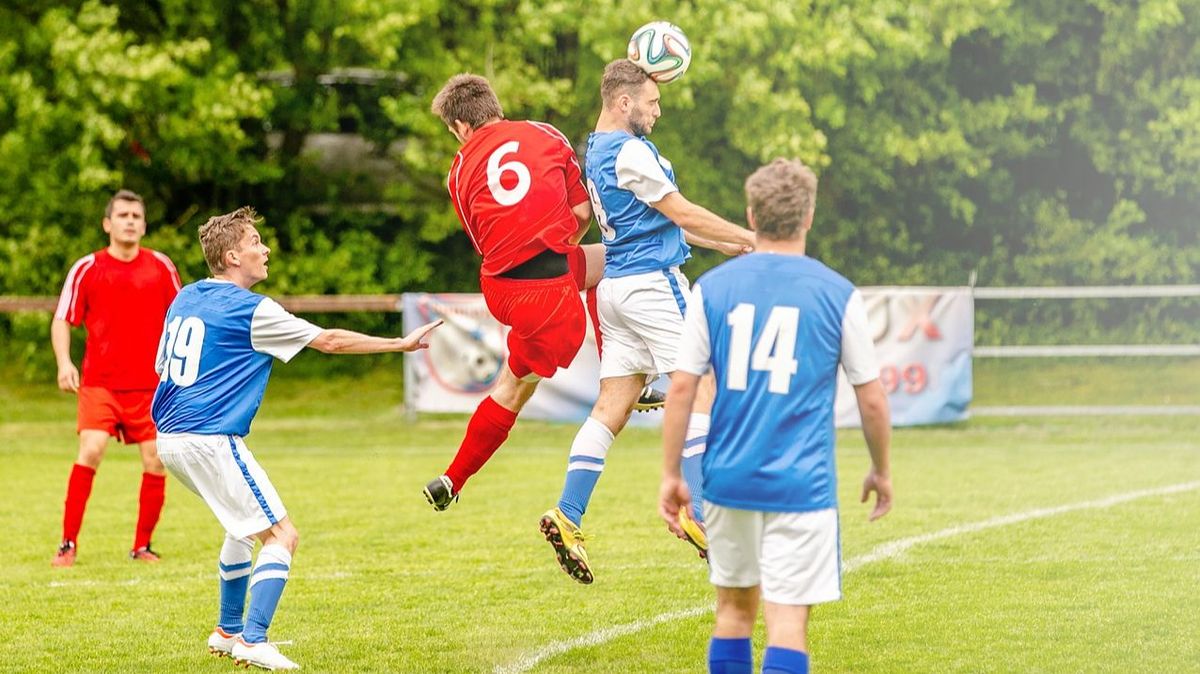 Las enfermedades neurodegenerativas, un riesgo para futbolistas ante el aumento de golpes en la cabeza