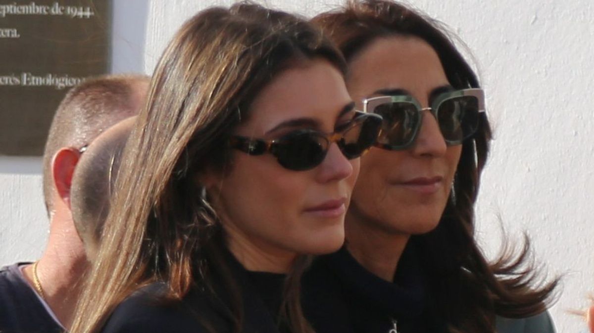 Paz Padilla, junto a su hija Anna Ferrer, en el funeral de su hermano