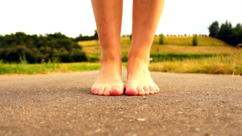 Probamos la moda del ‘Earthing’ y los expertos nos avisan: “Ojo con dónde y cuánto tiempo caminamos descalzos”