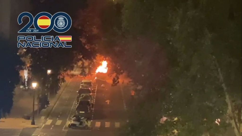 Quema de contenedores, lanzamiento de objetos y disturbios en Mestalla tras la derrota del Valencia: ya hay un detenido