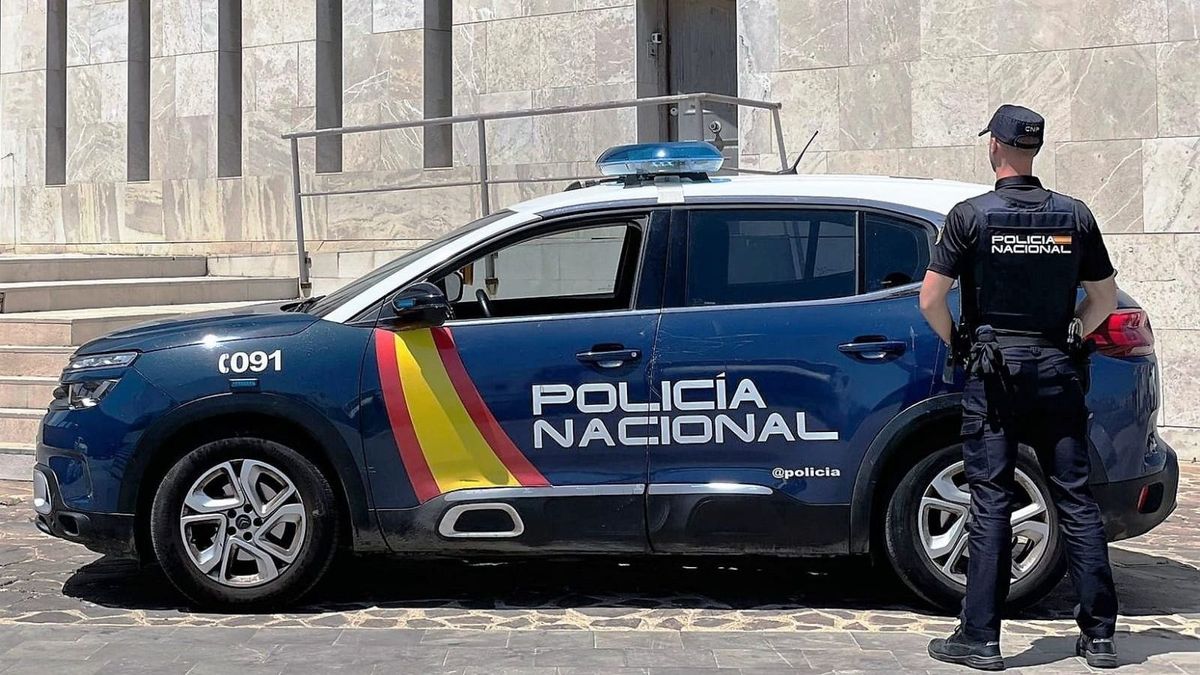 Un agente de la Policía Nacional en los Juzgados de Melilla