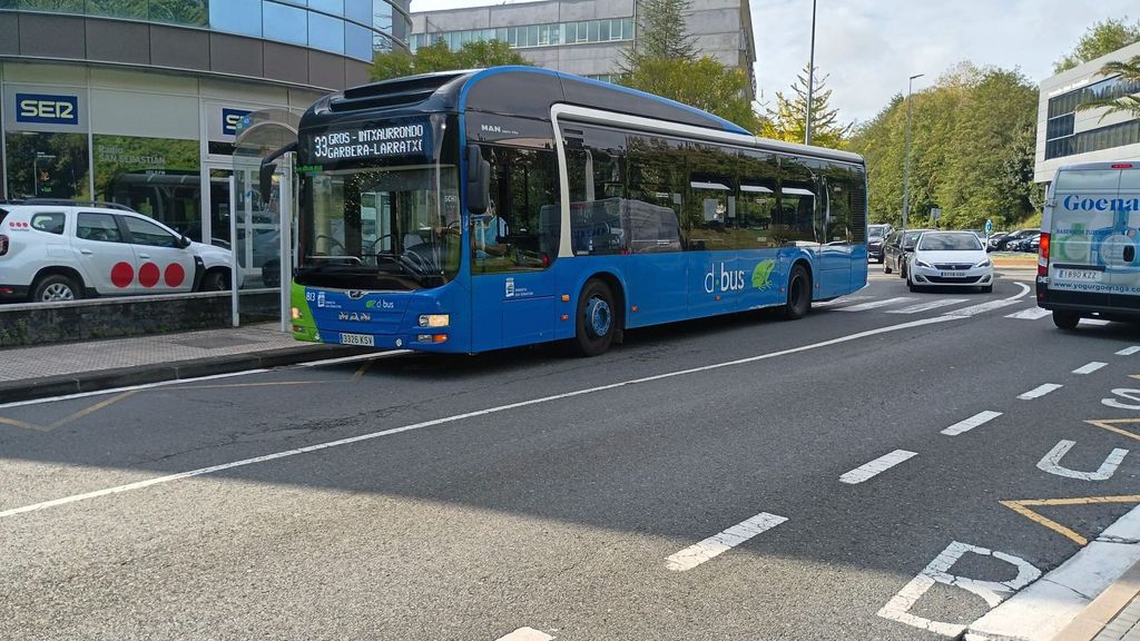 Un autobús de Dbus circula por Donostia esta mañana.