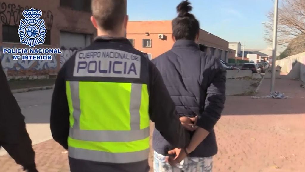 Un policía traslada a un detenido vinculado a una red de proxenetas