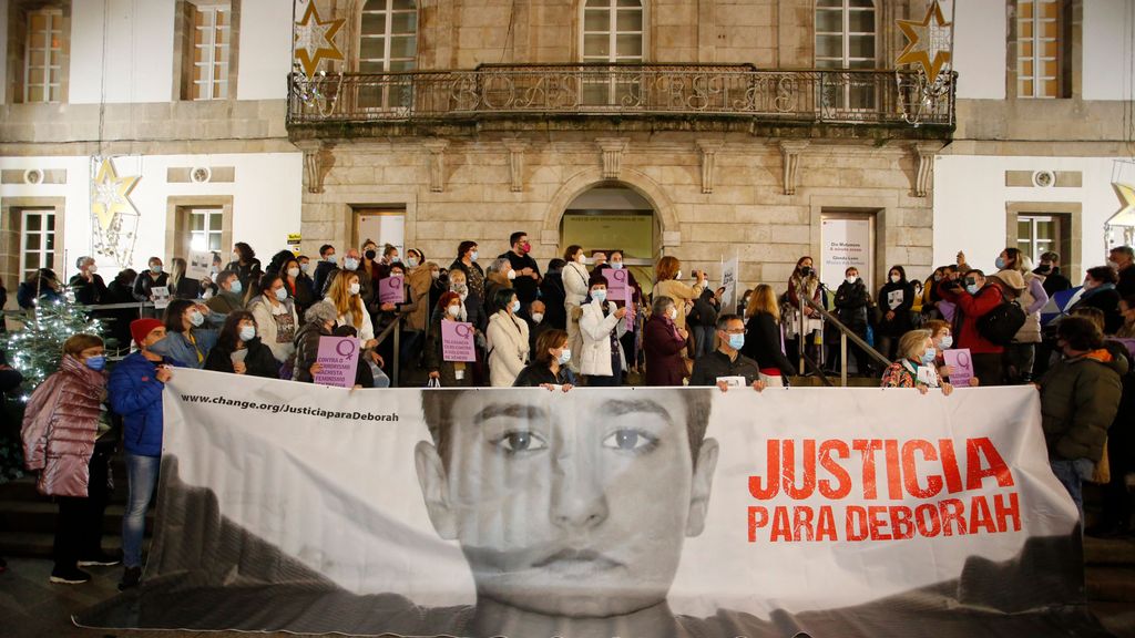 Varias personas en una concentración en Pontevedra, para pedir que el asesinato de Déborah Fernández no quedase "impune"