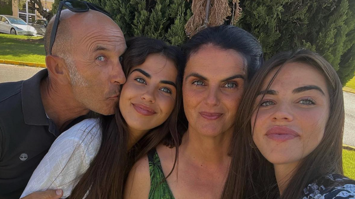 Violeta Mangriñán junto a su familia.