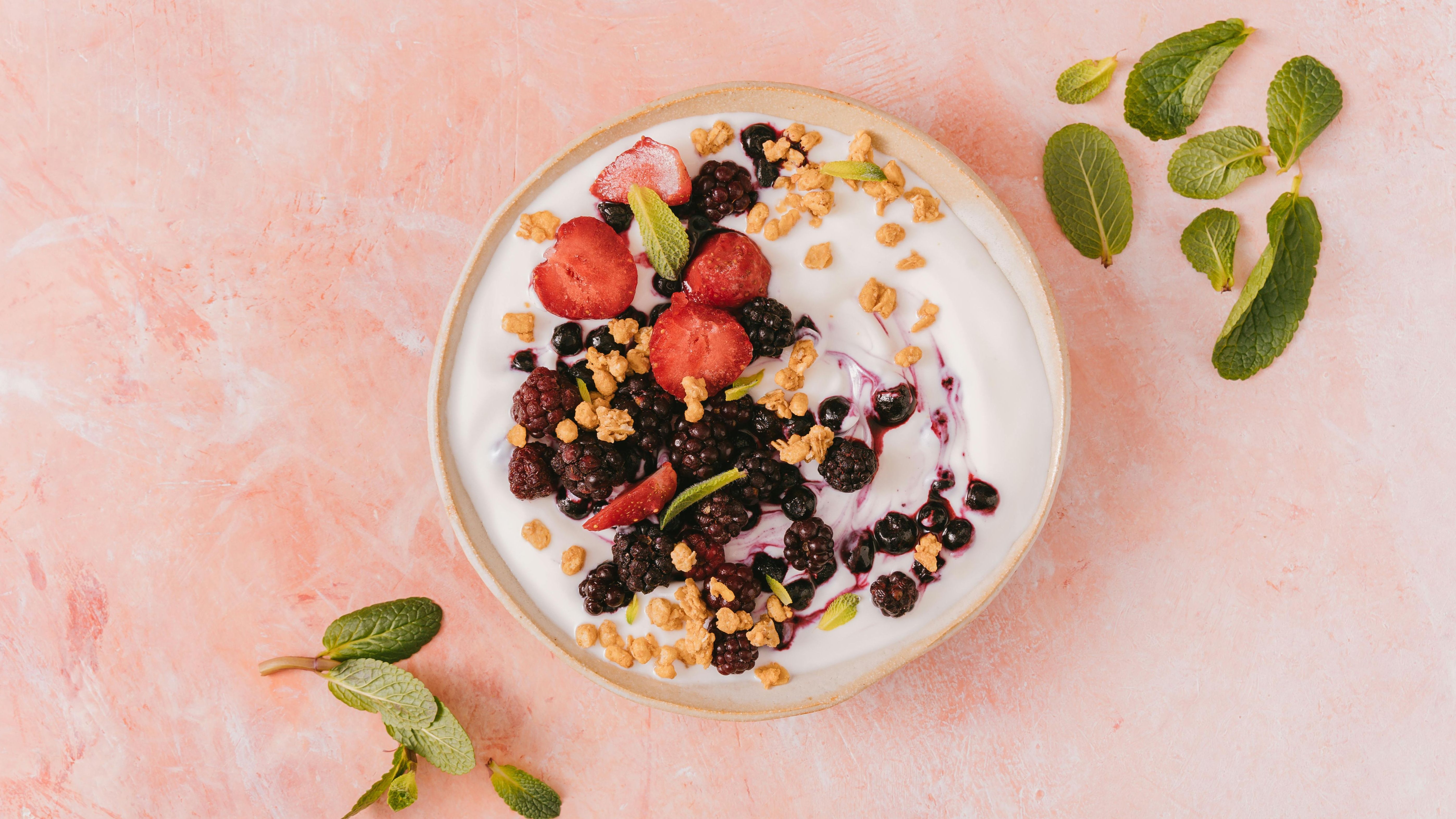 Yogur con fruta y frutos secos. FUENTE: Pexels