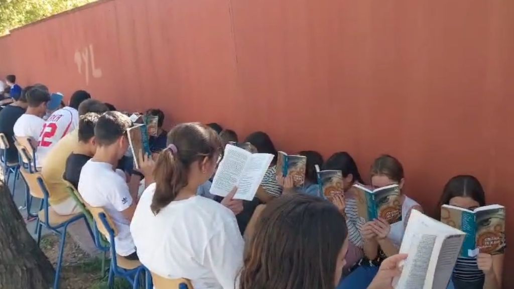 El IES Lola Flores de Jerez vuelve a sacar las aulas a la calle para protestar por las aulas prefabricadas