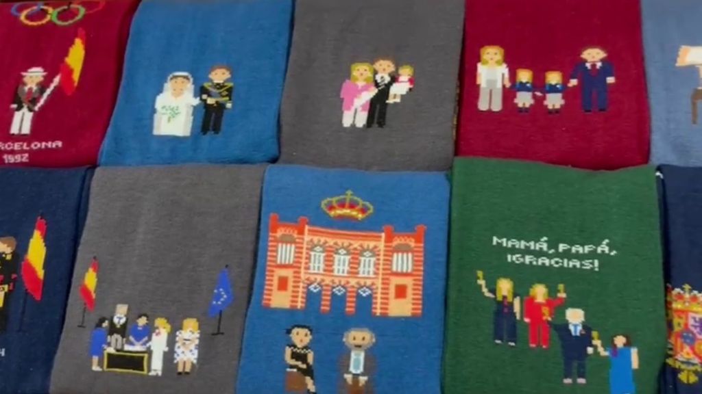 El Rey Felipe VI recibe un estuche de lujo en Sevilla con calcetines personalizados con diez situaciones de su reinado