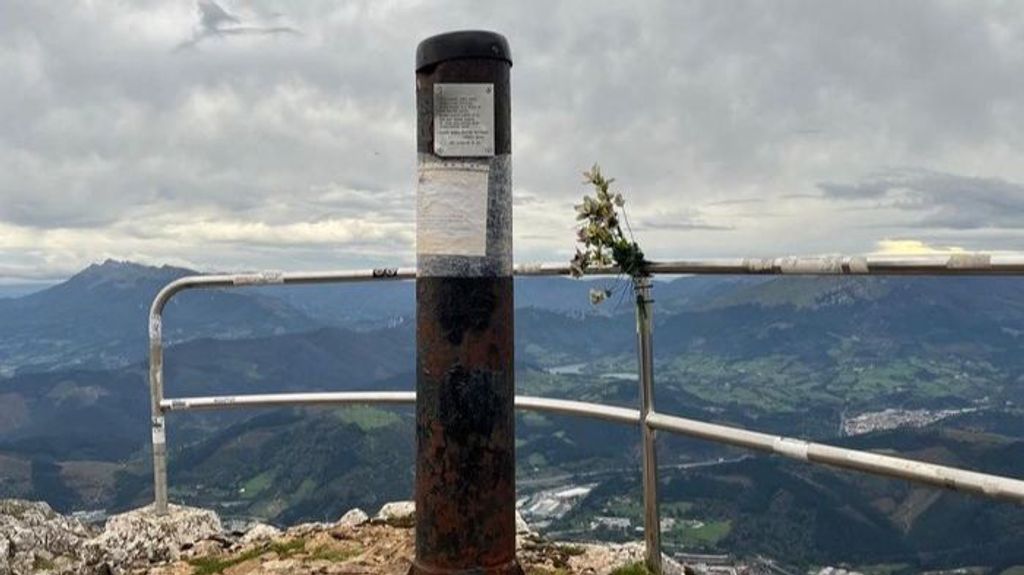 La cruz fue serrada por la base y en su lugar se colocó un poema