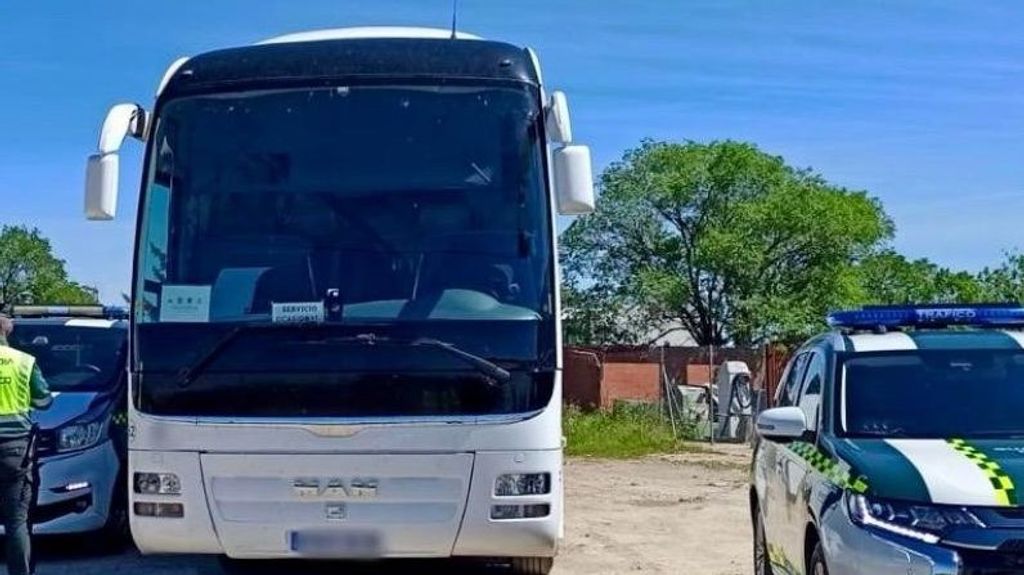 La Guardia Civil denuncia en Cáceres al conductor de un autobús escolar que carecía del carnet necesario para ello