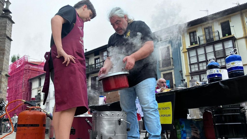 Las cuadrillas llevan desde las cinco de la mañana en la plaza San Severino de Balmaseda