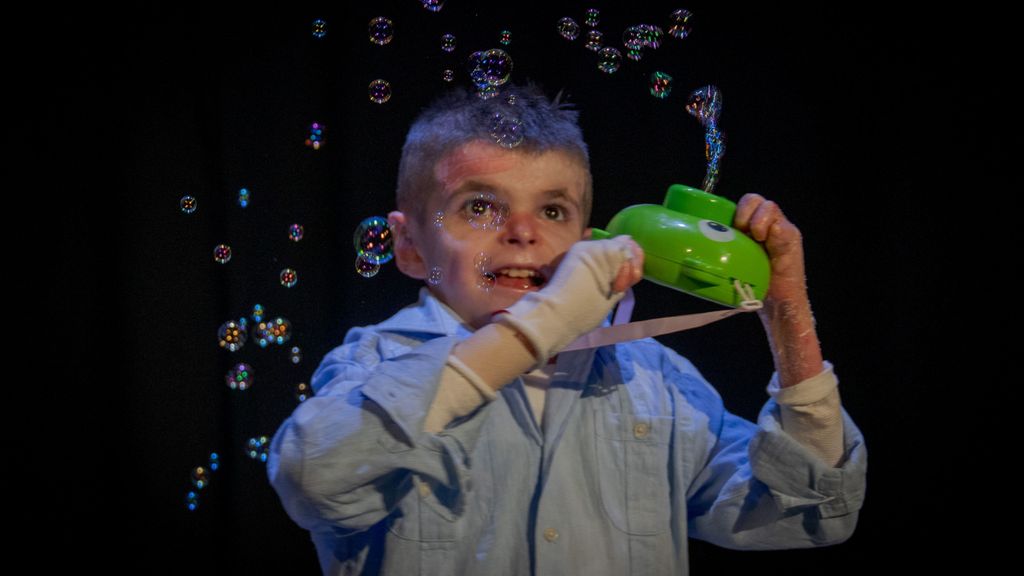 Leo jugando con una máquina de pompas.