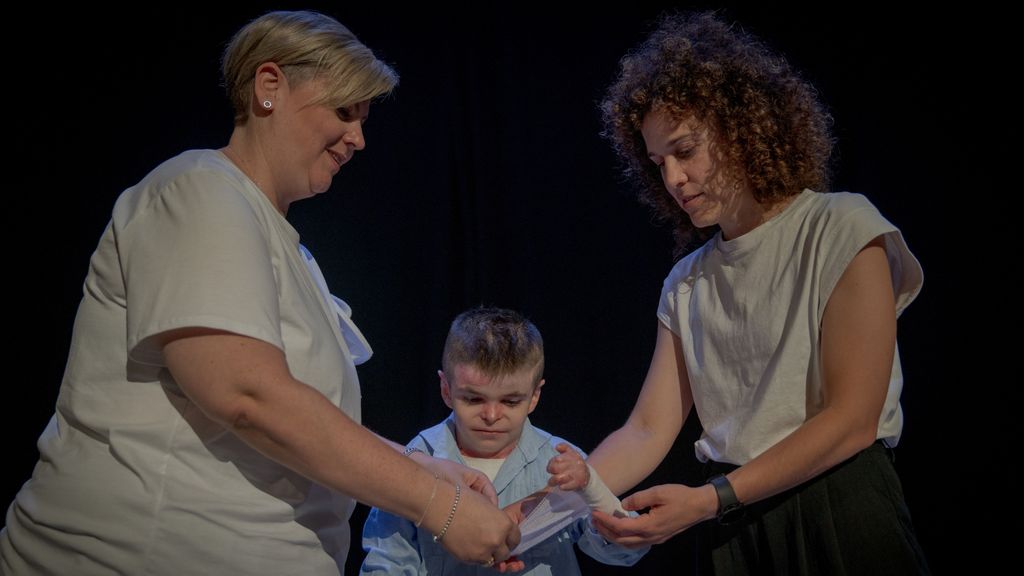 Lidia y Leo junto a una de las enfermeras de la asociación DEBRA.