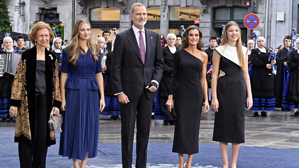 Los reyes, sus hijas y la reina Sofía, a la entrada del teatro Campoamor