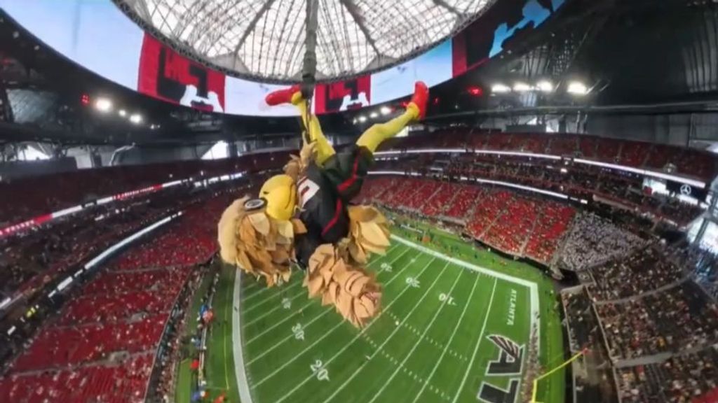 La mascota de los Altlanta Falcons bate un récord: salta al vacío en el estadio