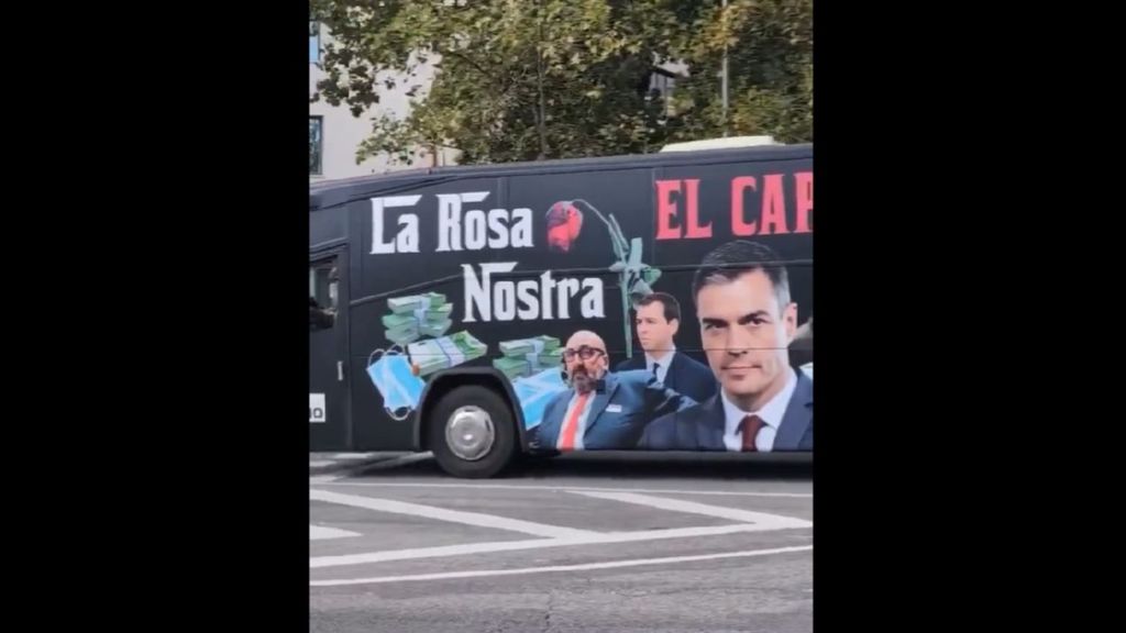 Pedro Sánchez, el capo de la ‘Rosa Nostra’, en el nuevo autobús de Hazte Oír