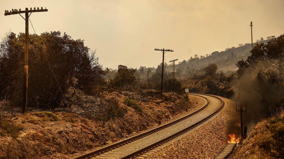 Fuego en las vías afectadas por el incendio de Bejís