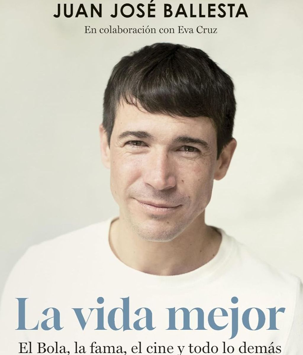 Juan José Ballesta y la portada de su libro.