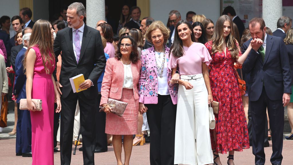 La infanta Sofía, el rey Felipe, Paloma Rocasolano, la emérita Sofía, la reina Letizia, la princesa Leonor y Jesús Ortiz posan a la salida de la parroquia de la Asunción de Nuestra Señora, a 25 de mayo de 2023, en Madrid.