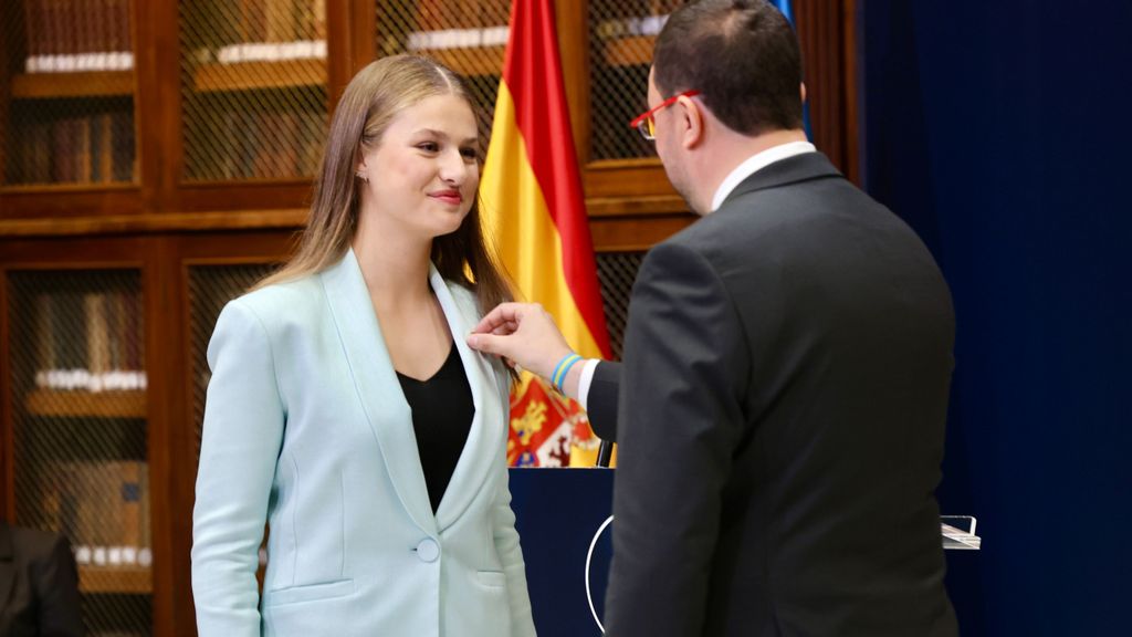 La princesa Leonor, recibe la Medalla de Asturias de manos del presidente de Asturias, Adrián Barbón