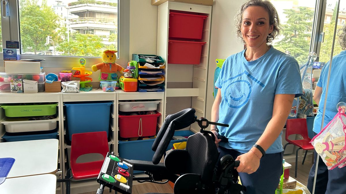 La terapeuta ocupacional Raquel Sola en el Colegio de Educación Especial Hospital San Rafael