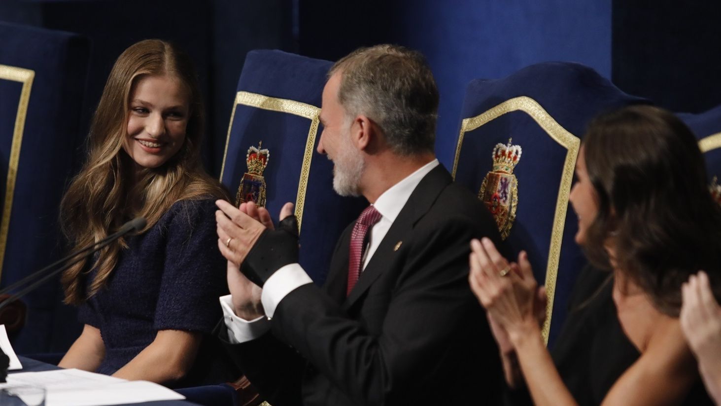 Leonor aplaudida por el rey Felipe VI y la Reina Letizia tras su discurso en los Premios Princesa de Asturias 2023.