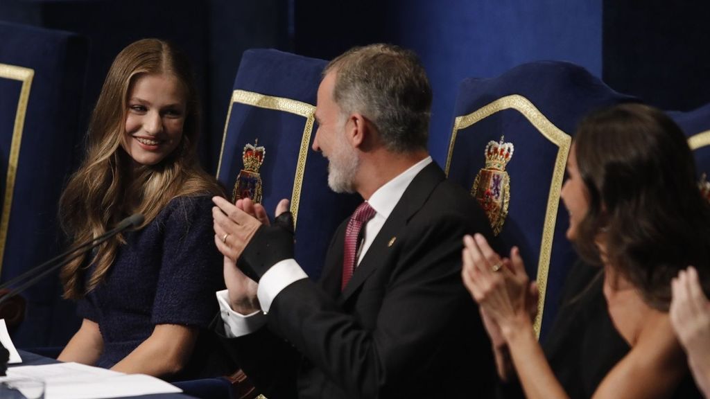 Leonor aplaudida por el rey Felipe VI y la Reina Letizia tras su discurso en los Premios Princesa de Asturias 2023.