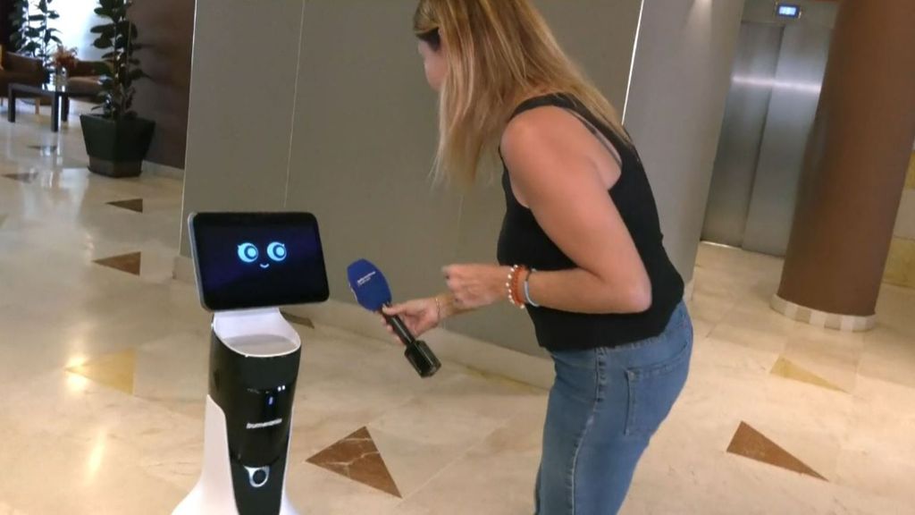 Un hotel de Benidorm cuenta con un equipo de robots pionero en Europa: te guían al ascensor, limpian y hasta sirven comida