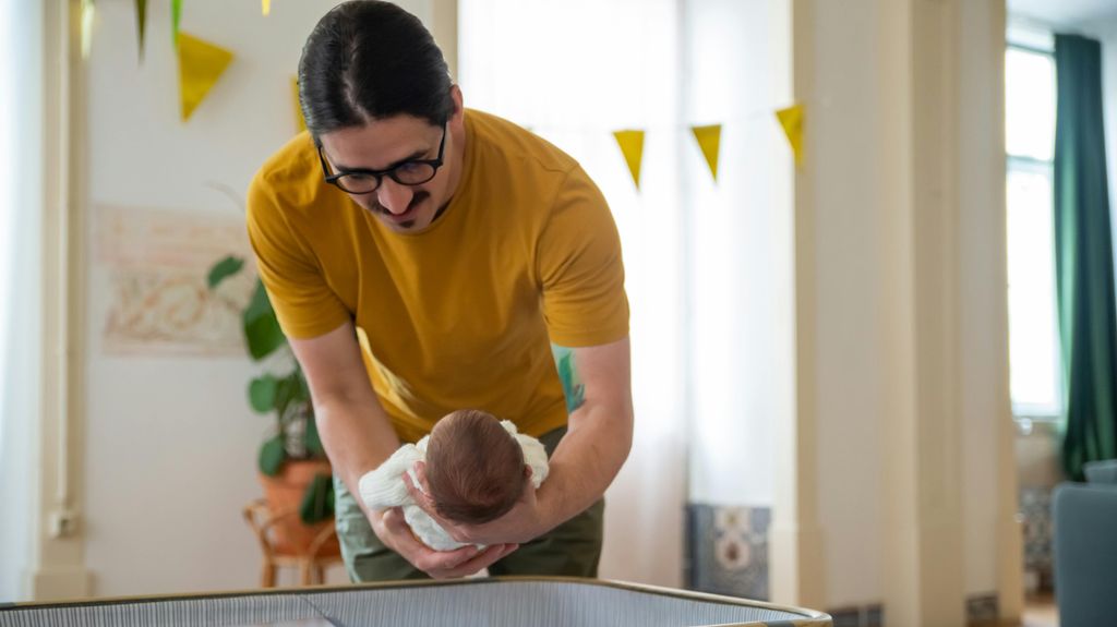 Un padre cuida de su bebé.