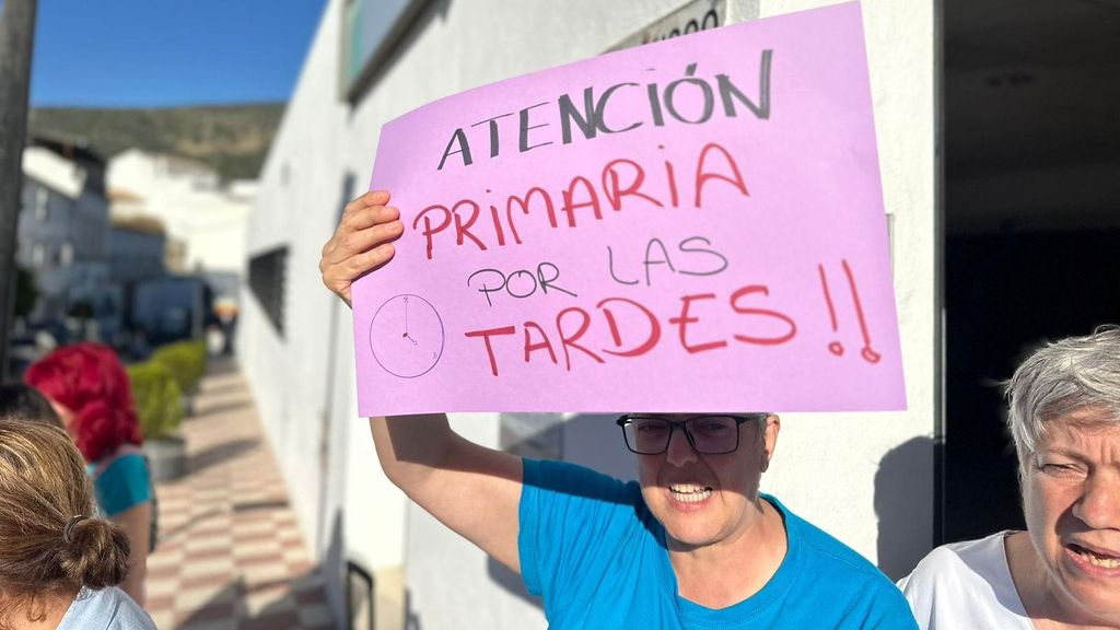 Una vecina muestra una pancarta en la concentración ante el centro de salud