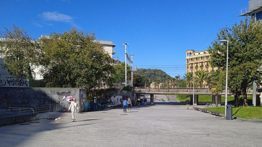 Zona de Egia, próxima a los Juzgados, donde voluntarios reparten cenas