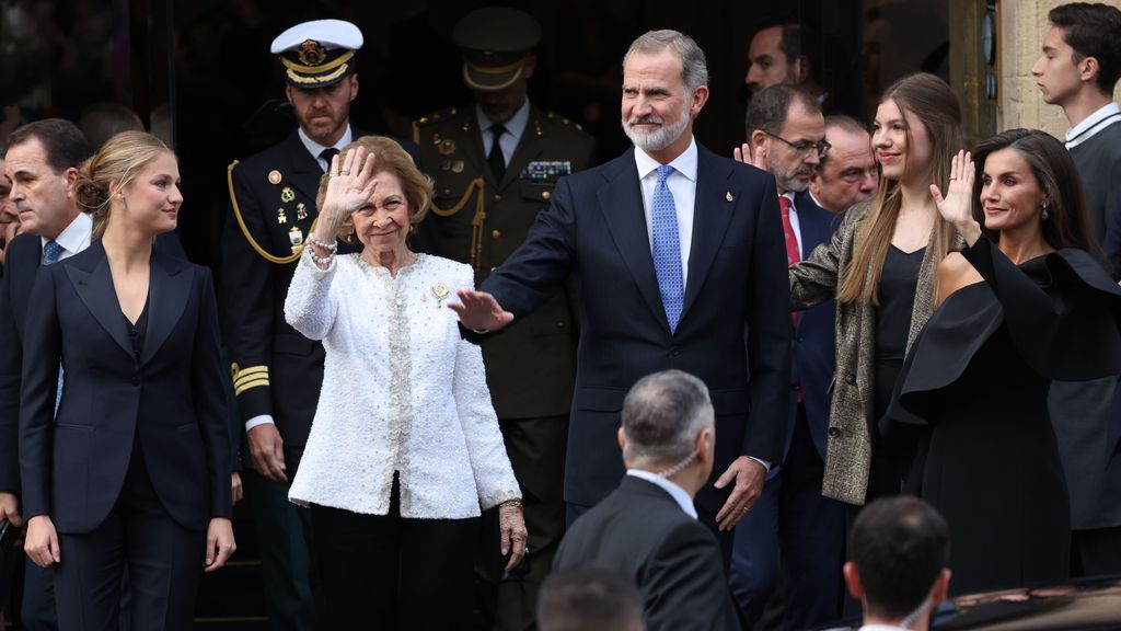 Así ha sido la llegada al Teatro Campoamor de los reyes Felipe y Letizia a junto a sus hijas (Imagen: Europa Press)