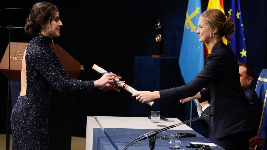 Carolina Marín recibiendo el Princesa de Asturias de la mano de la Princesa Leonor.