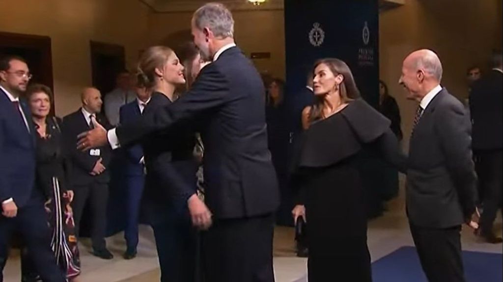 El espontáneo abrazo del rey Felipe a Leonor este 25 de ocubre.