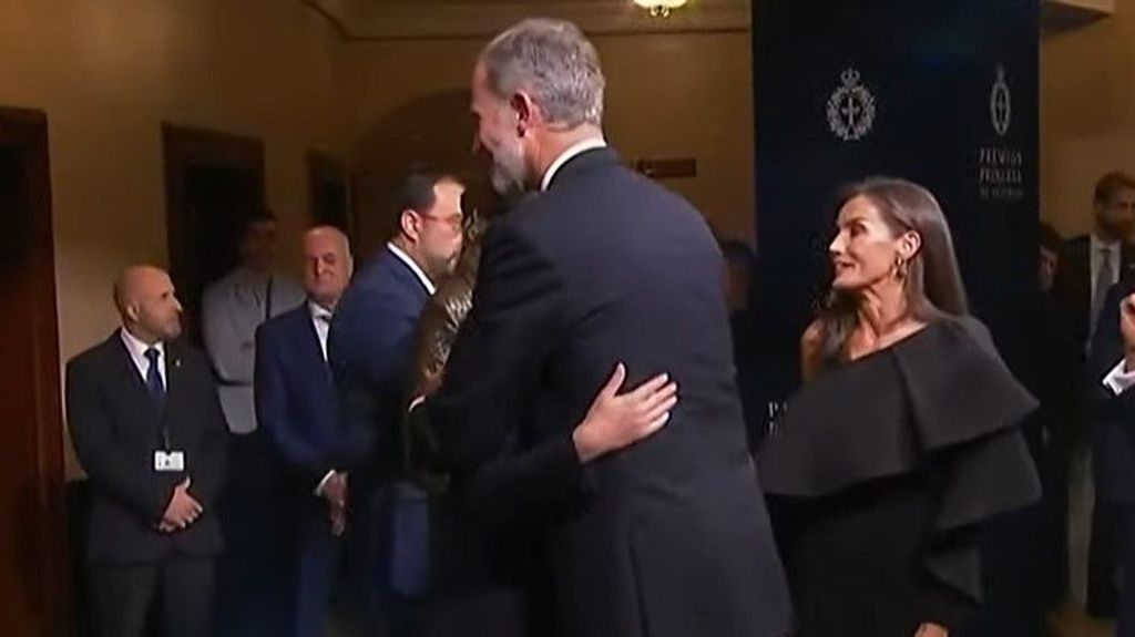 El rey Felipe abrazando a la princesa Leonor.