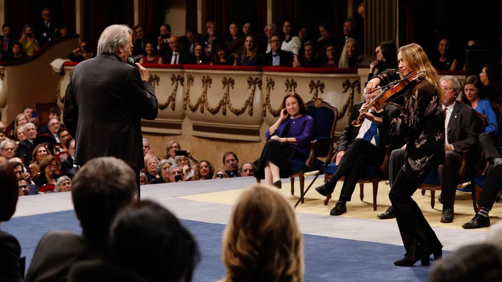 Joan Manuel Serrat ha cantado 'Aquellas pequeñas cosas' acompañado de un violín