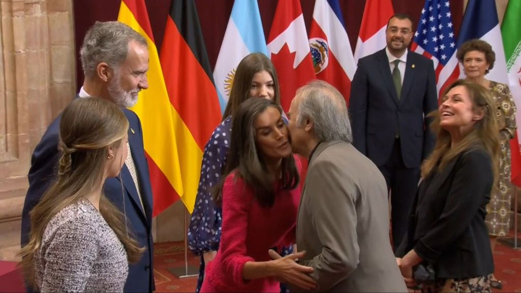 Joan Manuel Serrat se salta el protocolo del pasamanos de los Premios Princesa de Asturias 2024 con dos besos a la reina